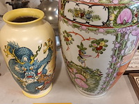 Lot 247 - oosterse vazen. 2 stuks - afbeelding 1 van  6