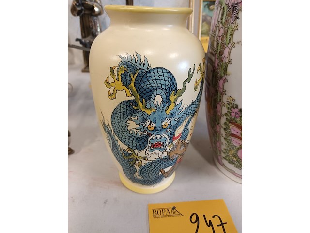 Lot 247 - oosterse vazen. 2 stuks - afbeelding 2 van  6