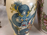 Lot 247 - oosterse vazen. 2 stuks - afbeelding 2 van  6