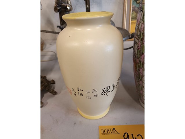 Lot 247 - oosterse vazen. 2 stuks - afbeelding 3 van  6