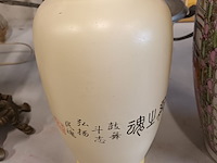 Lot 247 - oosterse vazen. 2 stuks - afbeelding 3 van  6