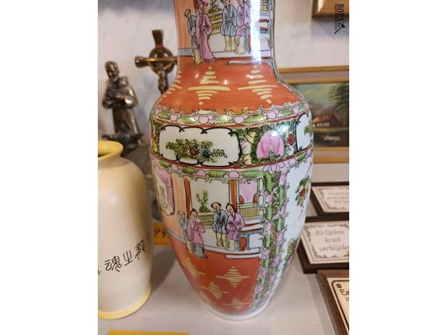 Lot 247 - oosterse vazen. 2 stuks - afbeelding 4 van  6