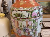 Lot 247 - oosterse vazen. 2 stuks - afbeelding 4 van  6