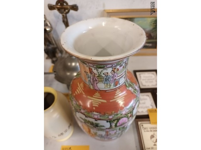 Lot 247 - oosterse vazen. 2 stuks - afbeelding 5 van  6