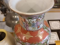 Lot 247 - oosterse vazen. 2 stuks - afbeelding 5 van  6