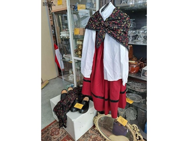 Lot 247 - traditionele tiroler kledij voor vrouw maat m met 2 paar zwa - afbeelding 1 van  5