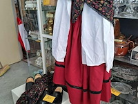Lot 247 - traditionele tiroler kledij voor vrouw maat m met 2 paar zwa - afbeelding 1 van  5