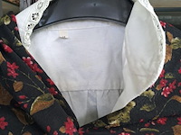 Lot 247 - traditionele tiroler kledij voor vrouw maat m met 2 paar zwa - afbeelding 2 van  5