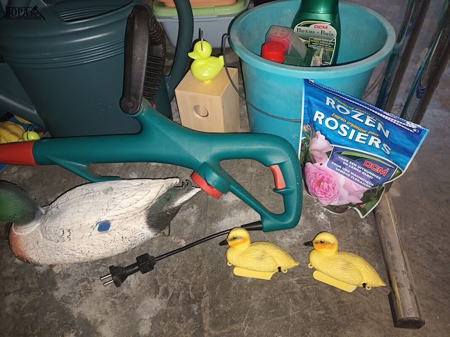 Lot 247 - tuinmateriaal. 15 stuks - afbeelding 2 van  4