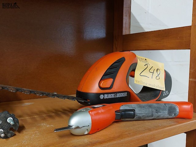 Lot 248 - accugrasschaar en universele snijder van black en decker - afbeelding 1 van  3