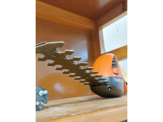 Lot 248 - accugrasschaar en universele snijder van black en decker - afbeelding 3 van  3