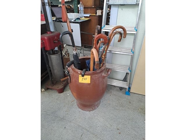 Lot 248 - antieke bruine keulse pot gevuld met wandelstokken en parapl - afbeelding 1 van  5
