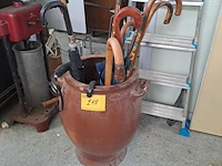 Lot 248 - antieke bruine keulse pot gevuld met wandelstokken en parapl - afbeelding 1 van  5