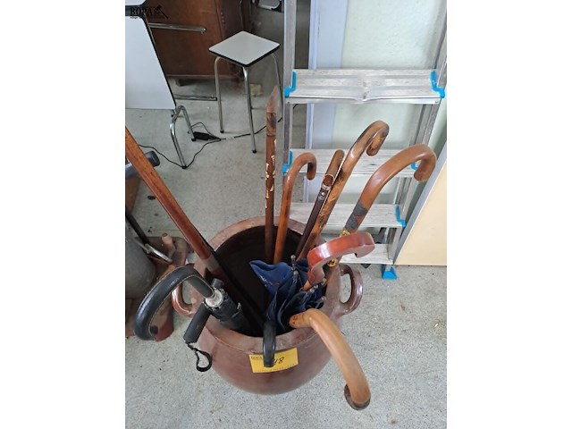 Lot 248 - antieke bruine keulse pot gevuld met wandelstokken en parapl - afbeelding 3 van  5