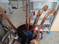Lot 248 - antieke bruine keulse pot gevuld met wandelstokken en parapl - afbeelding 3 van  5