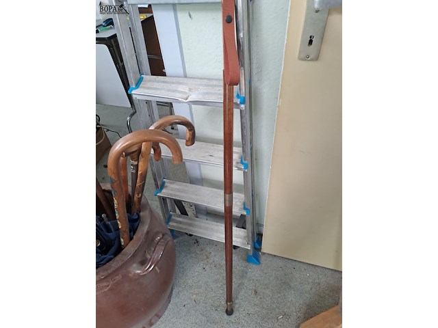 Lot 248 - antieke bruine keulse pot gevuld met wandelstokken en parapl - afbeelding 4 van  5
