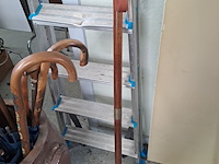 Lot 248 - antieke bruine keulse pot gevuld met wandelstokken en parapl - afbeelding 4 van  5