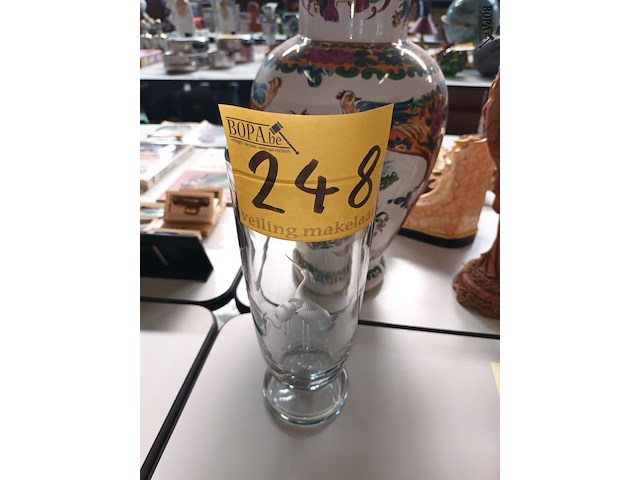 Lot 248 - glazen vaas met reigers - afbeelding 1 van  3