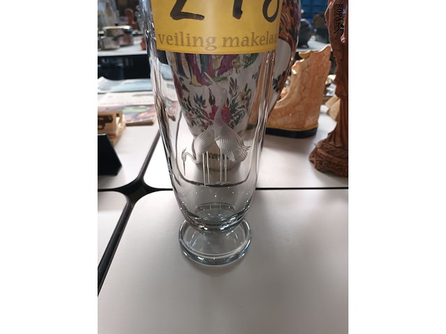 Lot 248 - glazen vaas met reigers - afbeelding 2 van  3