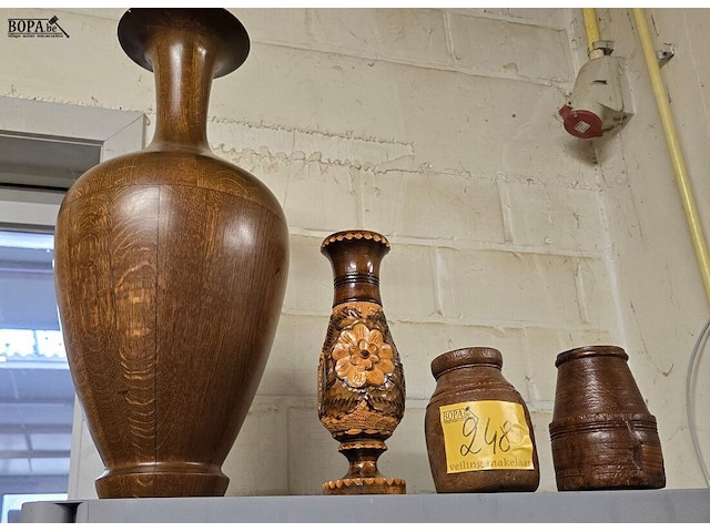 Lot 248 - lot houten siervazen 4 stuks - afbeelding 1 van  4