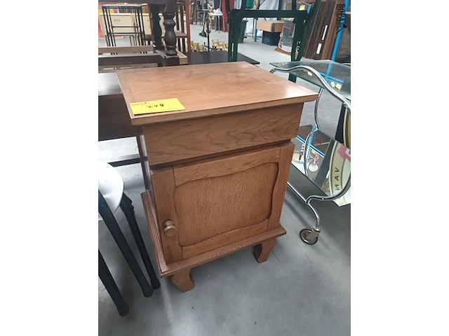 Lot 248 - nachtkastje - afbeelding 1 van  3