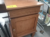 Lot 248 - nachtkastje