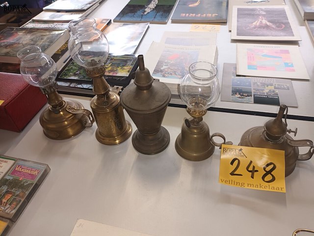 Lot 248 - olielampen in koper. 5 stuks - afbeelding 1 van  4