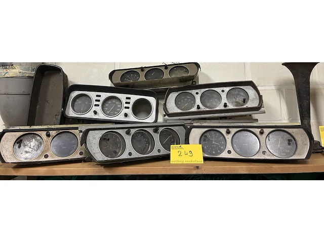Lot 249 - lot dashbordklokken peugeot - 9 stuks - afbeelding 1 van  4