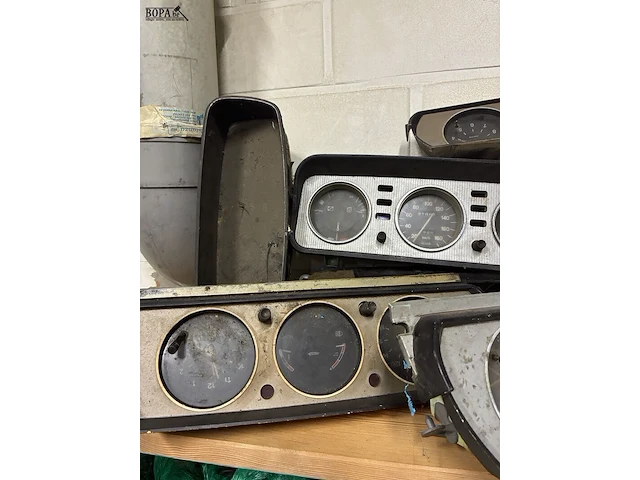 Lot 249 - lot dashbordklokken peugeot - 9 stuks - afbeelding 2 van  4