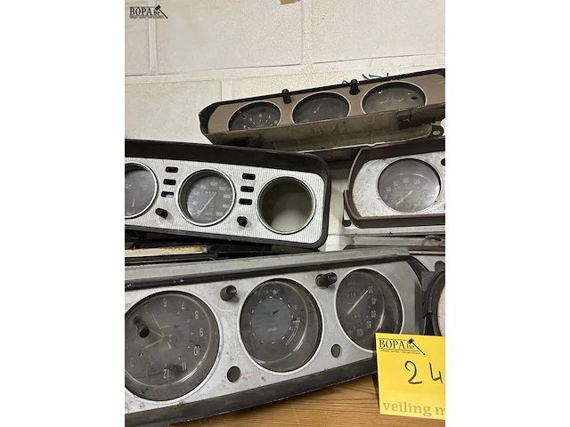 Lot 249 - lot dashbordklokken peugeot - 9 stuks - afbeelding 3 van  4