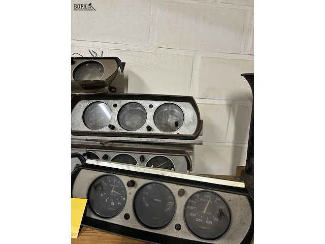 Lot 249 - lot dashbordklokken peugeot - 9 stuks - afbeelding 4 van  4