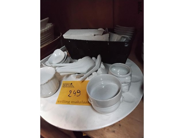 Lot 249 - lot horecaservies wit: diverse schaaltjes, bordjes en kommet - afbeelding 1 van  3