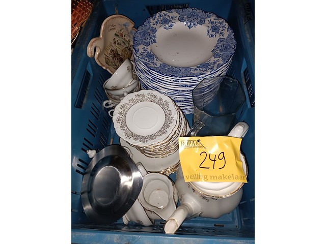 Lot 249 - vintage servies en huisraad - afbeelding 1 van  7