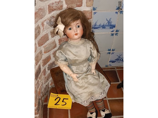 Lot 25 - antieke pop op krukje - afbeelding 1 van  5