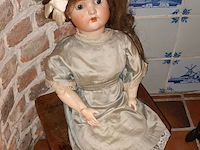 Lot 25 - antieke pop op krukje - afbeelding 1 van  5