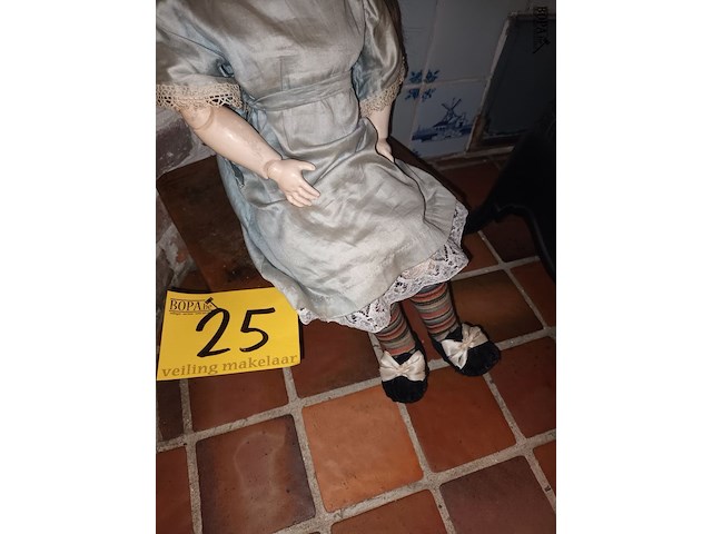 Lot 25 - antieke pop op krukje - afbeelding 2 van  5