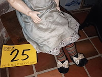 Lot 25 - antieke pop op krukje - afbeelding 2 van  5