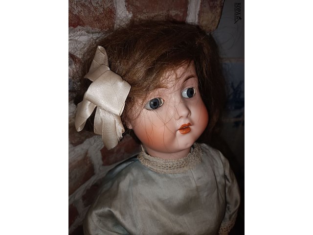 Lot 25 - antieke pop op krukje - afbeelding 4 van  5