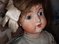 Lot 25 - antieke pop op krukje - afbeelding 4 van  5