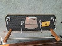Lot 25 - art deco wandkapstok met spiegel en donker doorgestikt panee