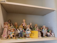 Lot 25 - biscuit beelden. 19 stuks