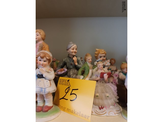 Lot 25 - biscuit beelden. 19 stuks - afbeelding 3 van  4