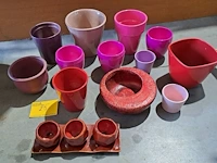 Lot 25 - bloempotten rood en paars - 12 stuks