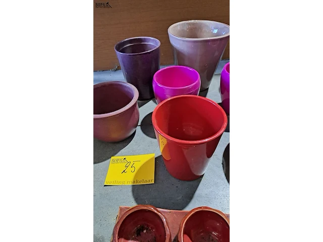 Lot 25 - bloempotten rood en paars - 12 stuks - afbeelding 2 van  3
