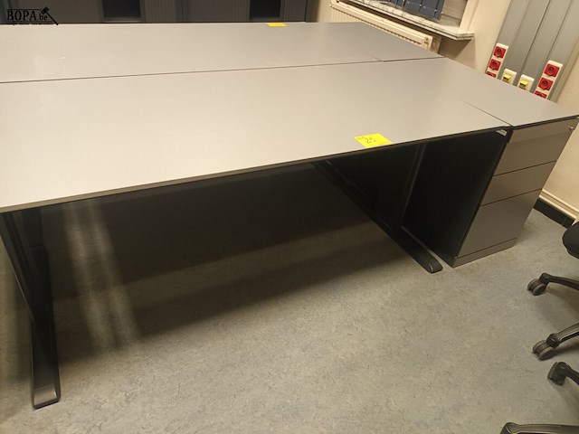 Lot 25 - bureautafel met ladeblok - afbeelding 1 van  2