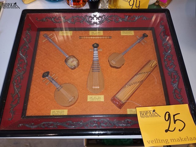 Lot 25 - diorama muziekinstrumenten - afbeelding 1 van  4