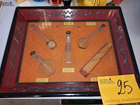 Lot 25 - diorama muziekinstrumenten