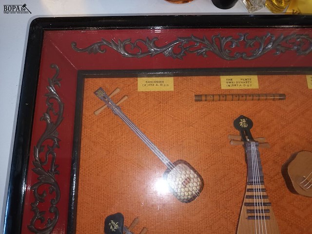 Lot 25 - diorama muziekinstrumenten - afbeelding 3 van  4