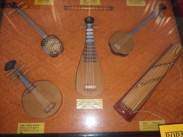 Lot 25 - diorama muziekinstrumenten - afbeelding 4 van  4