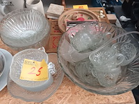 Lot 25 - glazen schalen en kopjes. 24 stuks